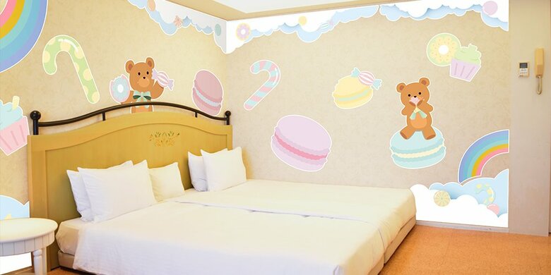 42平米の広さがある「オランジュ」。可愛い装飾が壁に施されている