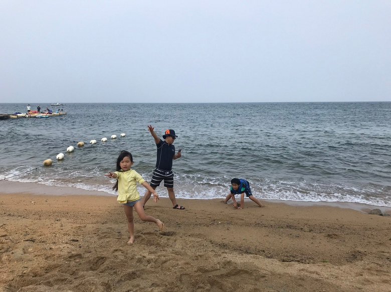 家族で海を訪れて