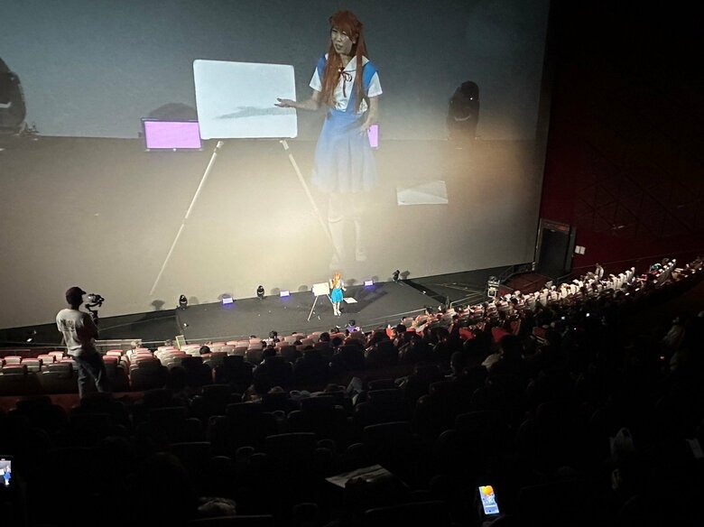 タイのイベントでネタを披露する稲垣さん