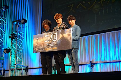 フォトセッションにて。左から日野さん、宮野さん、梶さん。