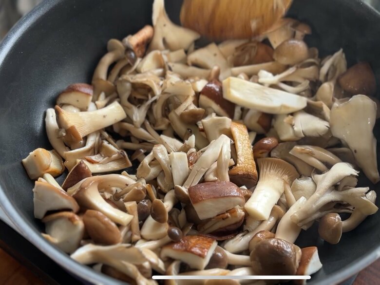 最初は触らずにじっくり焼き目をつけるのがポイント