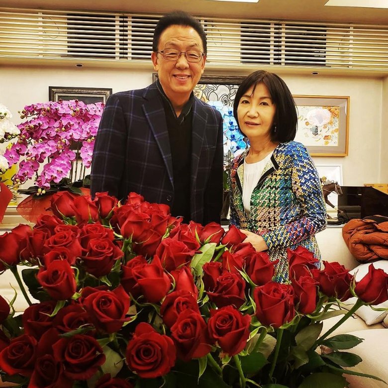 夫の梅沢富美男さんからプレゼントされたバラと共に