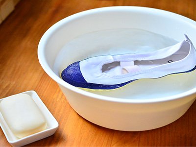 【上履きの正しい洗い方】靴用の洗剤か中性洗剤を入れた40度程度のぬるま湯に1時間ほどつけ置きをして汚れを浮かせる