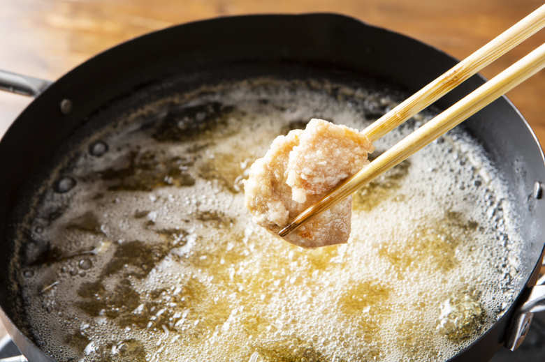揚げ油を中温（170〜180℃）に熱し、②を入れて裏返しながら7〜8分揚げる。油に入れてすぐは触らないようにし、衣が固まってきたら鶏肉を箸でときどき油から持ち上げる。空気に触れさせるようにするとカリッと仕上がる。
