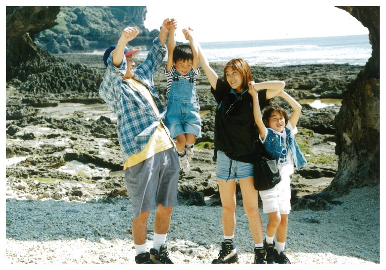 90年代の家族旅行にて。左からダンカンさん、甲子園さん、初美さん、美つきさん