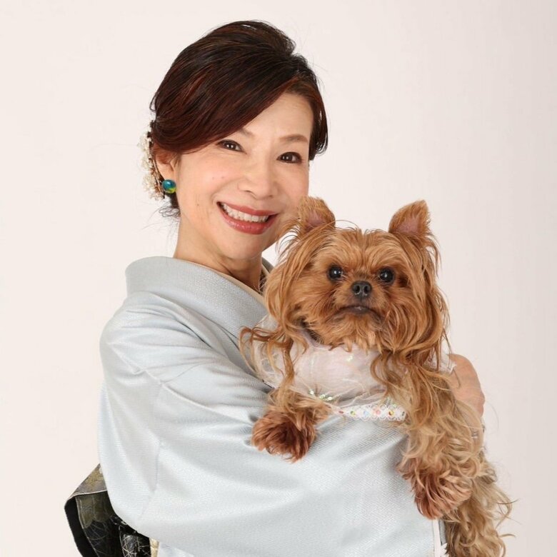 愛犬のルチアちゃんと写るシルクさん