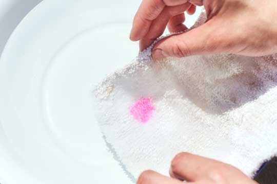 ウタマロ石けんの使い方1汚れた箇所を水で濡らす