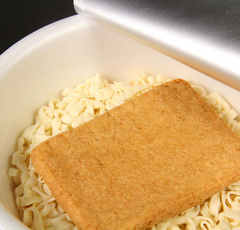 電子レンジでカップうどんがまるで生麺!?ハマる人続出の裏技的な食べ方とは