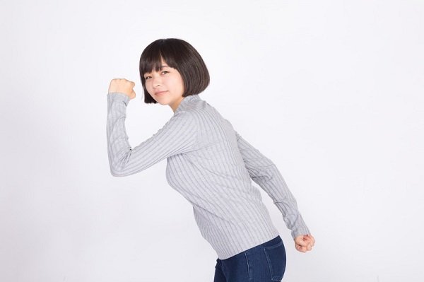 GUのマシュマロパンプスを履いて走り出す女性の画像