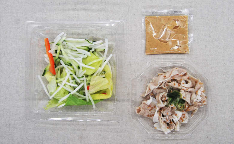 セブンイレブンの人気サラダ「豚しゃぶのコク旨胡麻ドレサラダ」の実物画像
