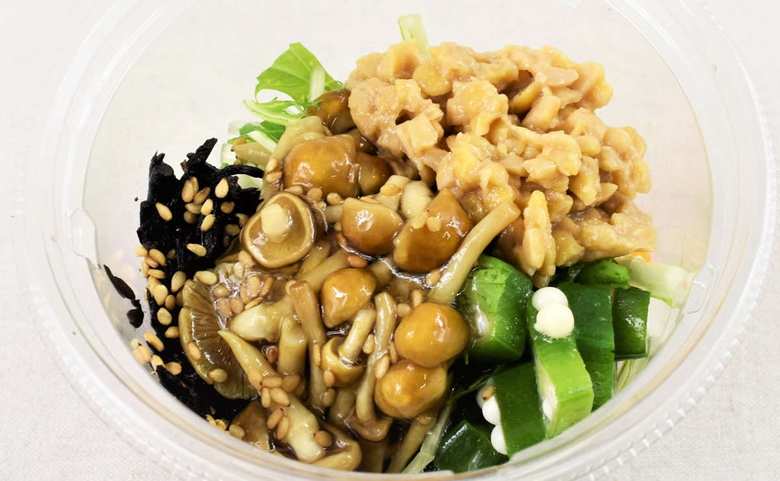 セブンイレブンのおすすめサラダ「ねばねば具材と納豆の雑穀ごはんサラダ」の実物画像2