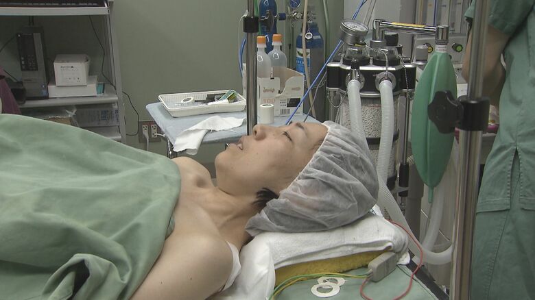 手術室で緊張感に満ちた阿久津さんの表情