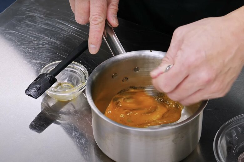 【作り方3】卵黄を軽くほぐす