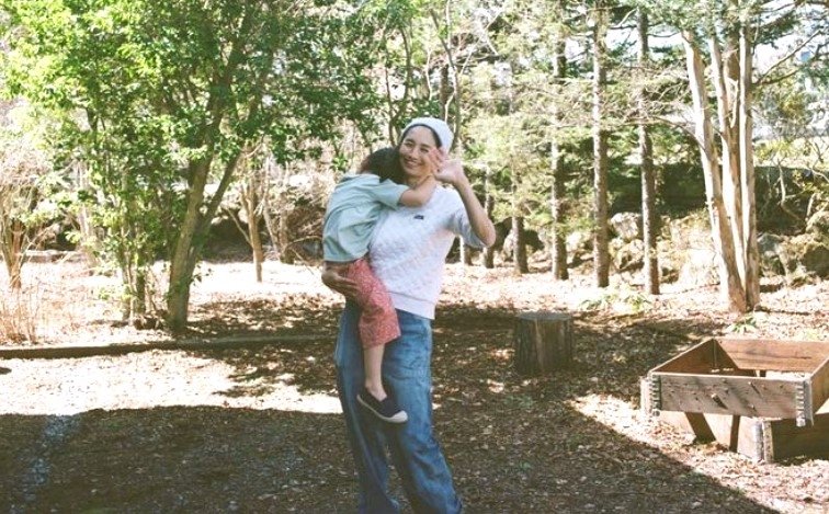 お子さんを抱っこして　撮影／黄瀬麻衣