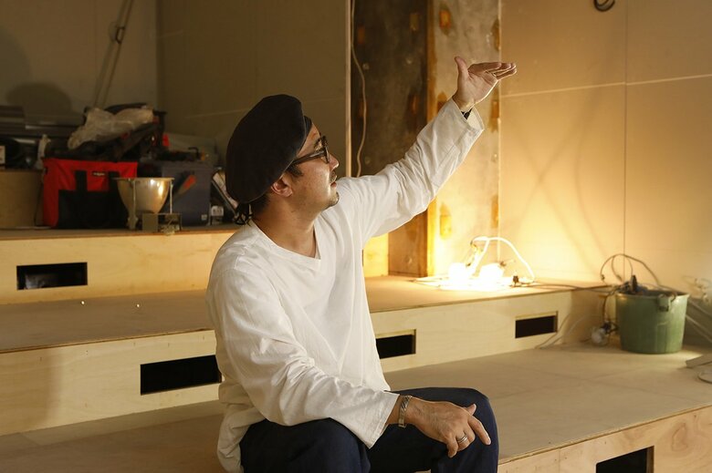 館内の天井高や換気設備についてこだわりを話す岡村さん