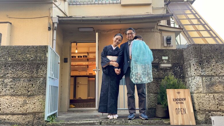 Kimono Mom Storeの前で家族写真