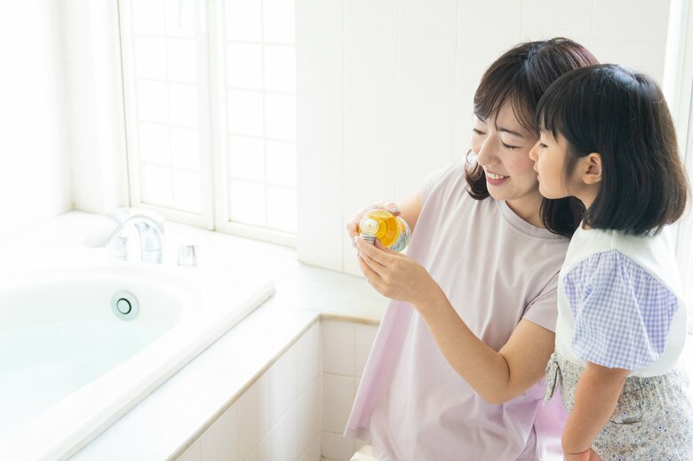 仕事をしながら年子の女の子を育てる徳山沙季さん。「毎日余裕がなく、子どもたちについきつい口調になってしまうことも…」