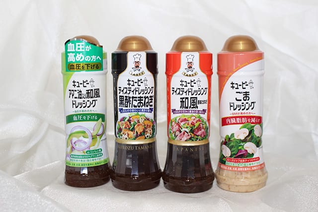 「キユーピー テイスティドレッシング」（中央２品）、「キユーピー 機能性表示食品ドレッシング」（左右2品）