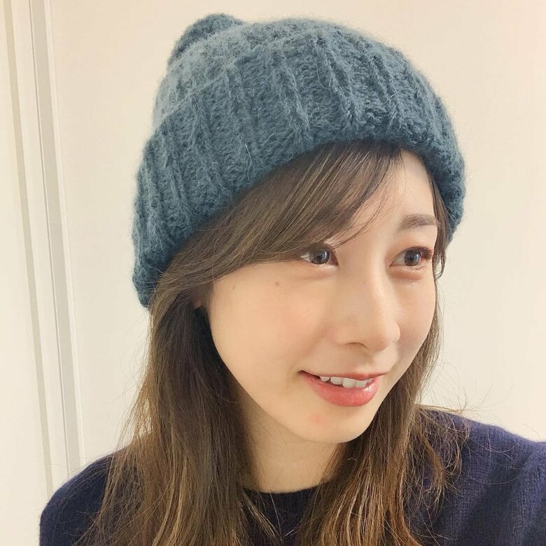 「お上手！」自分で編んだニット帽をかぶる加藤綾子さん