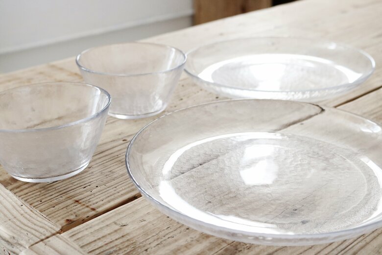 繊細なガラス食器などは特に立てる収納に不向き