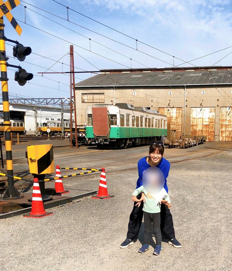 電車をバックに撮影する中野さんと長男。テレビ局で働くことは小さい頃からの夢だった
