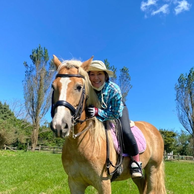青空のもと、馬と一体感を味わう