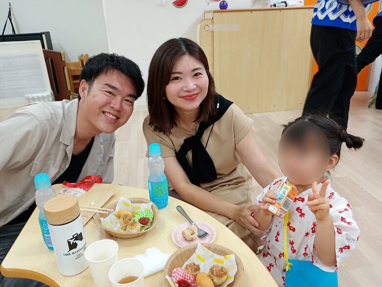 「優しいパパの顔」娘の保育園の行事に夫婦で参加するハジメさん