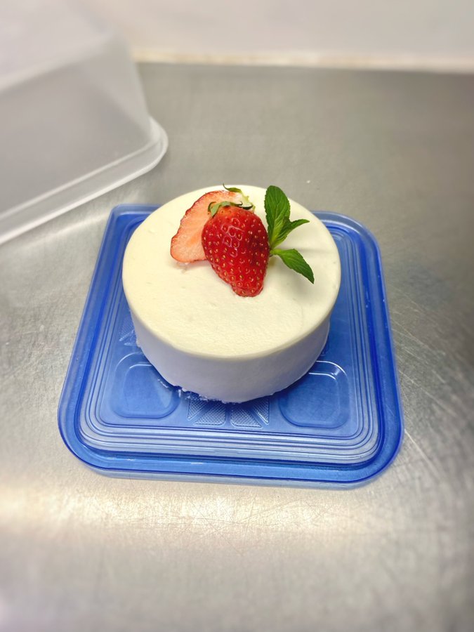 コンテナ型の容器のフタの上にケーキをのせる