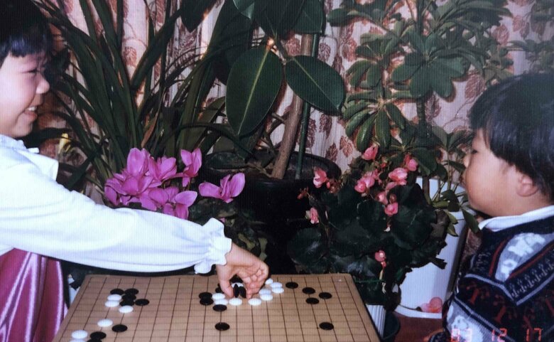 5歳の頃の小林さん（左）。弟を負かして満面の笑み！