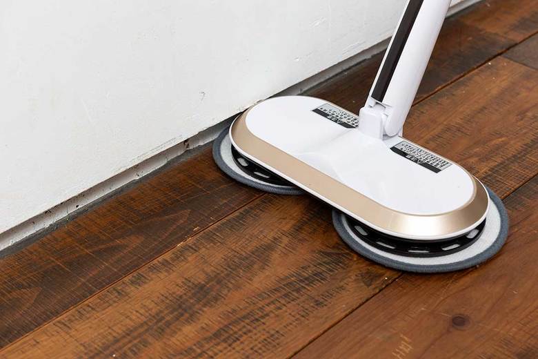 ▲掃除機の場合はヘッドが壁にぶつかりやすいが、コードレス回転モップクリーナーNeoならモップだけが壁に当たるので壁を傷めにくい。