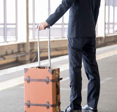 妻に申し訳ない…子育てが大変な時期に出張のお断りはあり！？賛否を呼ぶパパの苦悩