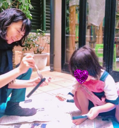 自宅の中庭でおうち遊びをする野村佑香さん