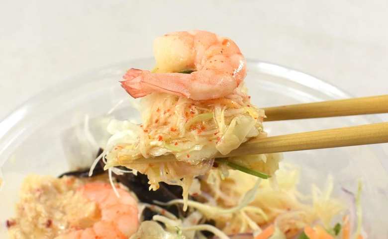 セブンイレブンの人気メニュー「タイ風ピリ辛春雨サラダ（パクチー入り）」の実食画像