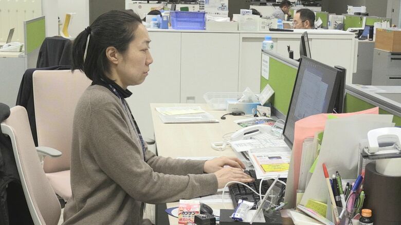 北海道テレビで働く阿久津さん。長年乳がん患者と向き合い続けてきた本人が当事者になった