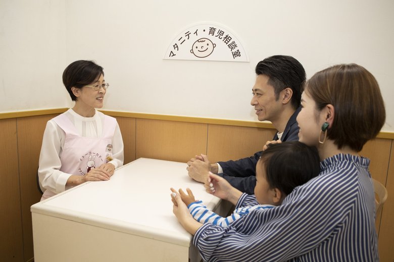 相談している様子。資格を持つ相談員が丁寧に答えてくれる（画像提供／イトーヨーカ堂）