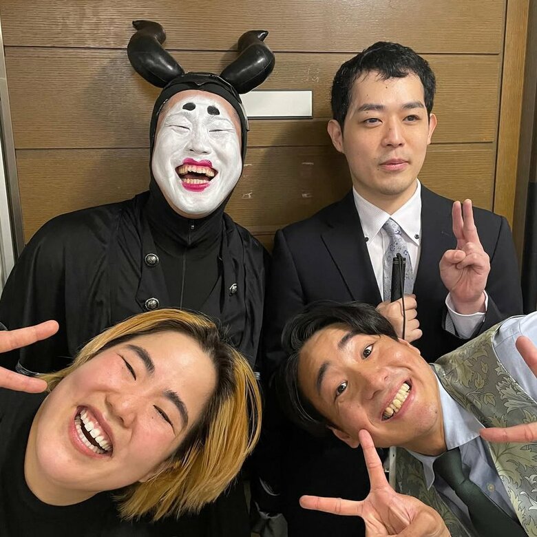 同期芸人との1枚（「よしもと漫才劇場」公式インスタグラムより）