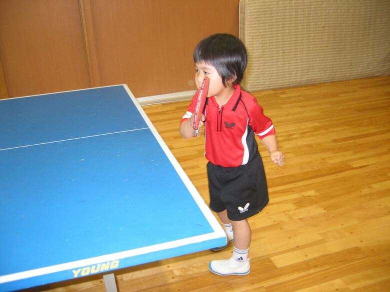 4歳のとき初めてユニフォームを着て卓球練習をする美宇さん