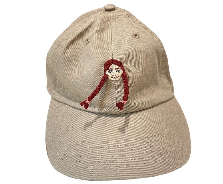 キャップやジャケットなど、意外なアイテムに刺繍をする試みも