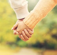 心配だけど干渉はダメ!? 思春期の子どもの恋愛、ママはどう受け止めるべきか!?