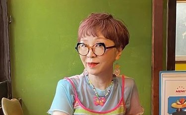 《62歳でピンク髪》25歳次女の服も着回す個性派ファッションで話題の女性 原点は「歳を重ねたらていねいな暮らし」への「違和感」