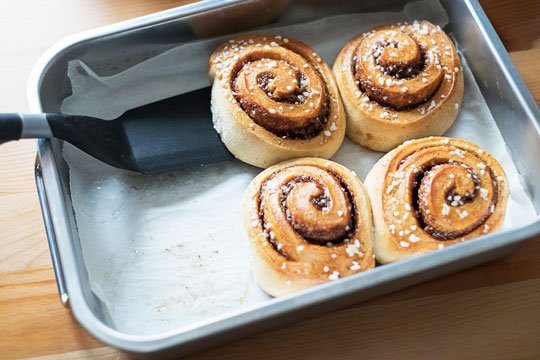 IKEA（イケア）で販売しているシナモンロールと調理バット