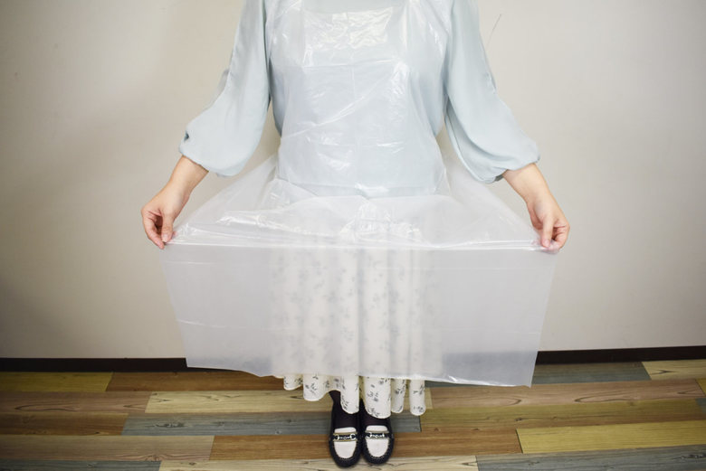 セリアのおすすめ商品「使い捨てロングエプロン」の実物画像2