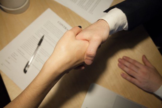 iStock.com/fizkes　※画像はモデルを起用したイメージです