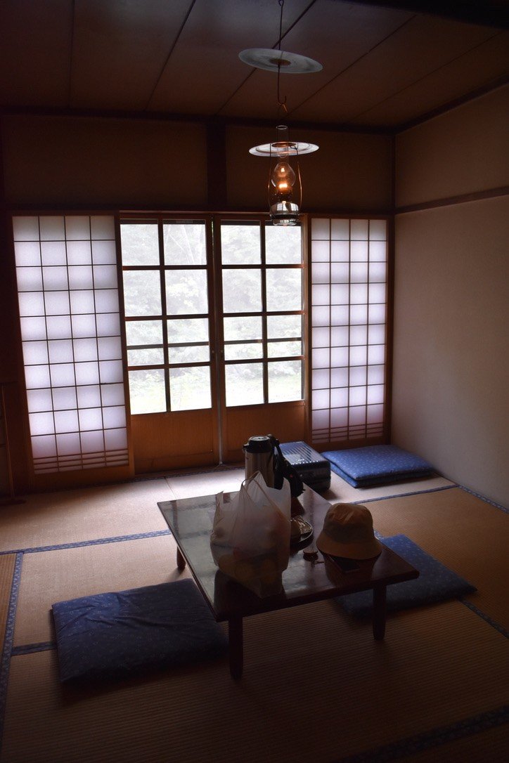 宿泊した部屋にはランプがひとつ。滞在中はこの灯りだけで過ごすという