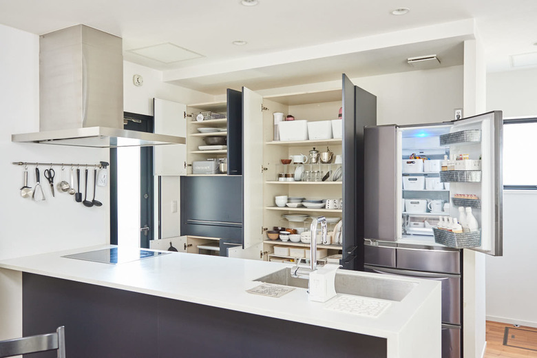 ▲梶ヶ谷さん宅のキッチン。すべての扉を開けても……見よ、このスッキリ感！