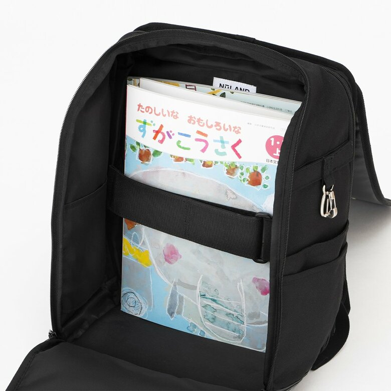 ブックバンドで教科書やノートなどをまとめ、体幹に近い場所に固定することで、重さを感じにくいつくりに