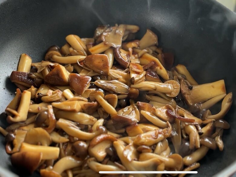 好みで水を加えて調整を。ごま油とあらびき黒こしょうをふってもおいしい