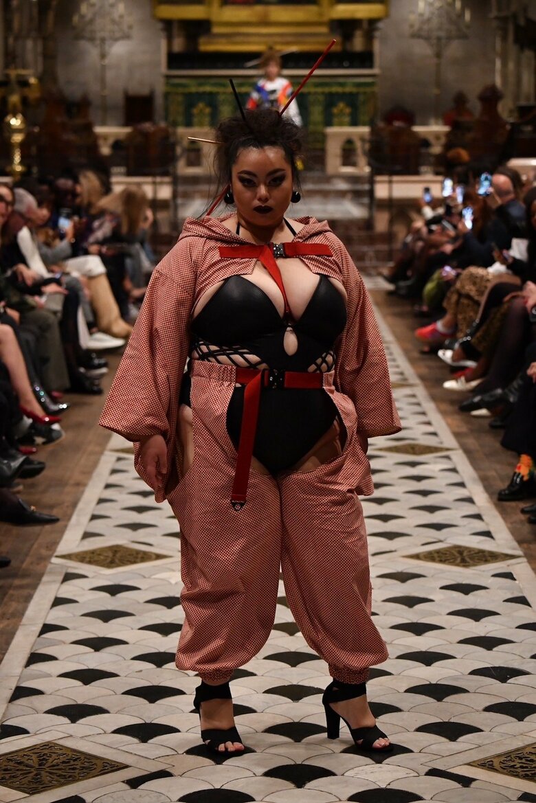 ニューヨーク・ファッションウィーク出演。AKITSU Chemi Akutami のコレクションに参加