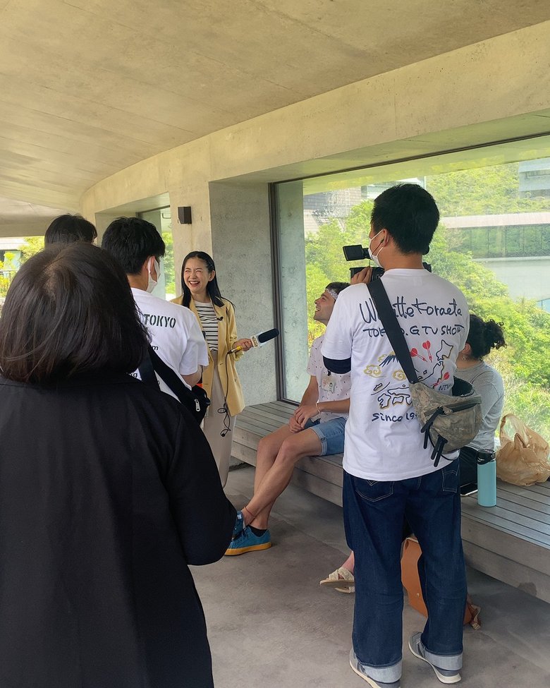 沖縄科学技術大学院大学の取材では留学生に英語でインタビュー。抜群の国際感覚をいかした仕事も多い