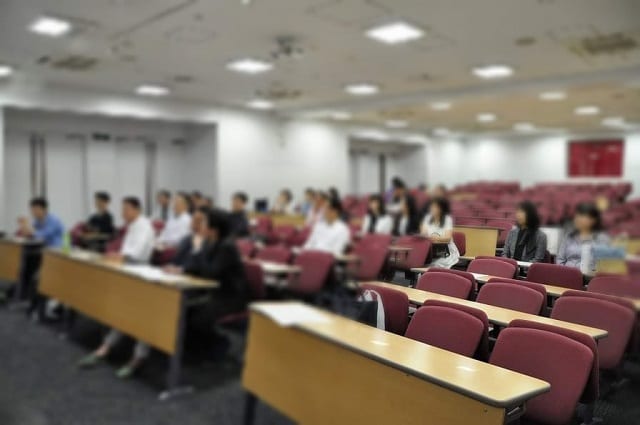 中学時代に新任で来た先生がいまや校長先生！母校訪問すると学校の変遷について積もる話が聞けた